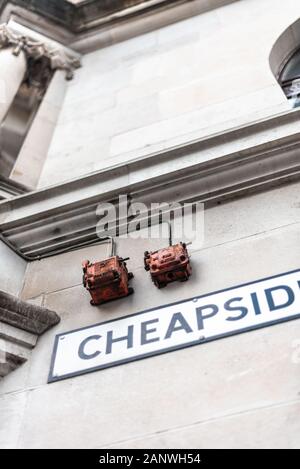 Straße weißer Marmor aus Backstein geschnitztes Ziergebäude in manchester UK Walking City städtische Brandglocken Alarm Stockfoto