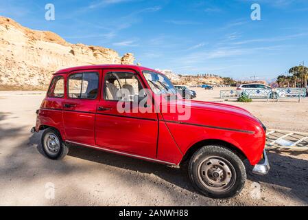 Renault 4-Wagen geparkt bei Erosiones de Bolnuevo, Costa Calida, Spanien, EU. Red Renault 4L Quatrelle im täglichen Einsatz, geparkt am Touristenort in Bolnuevo Stockfoto