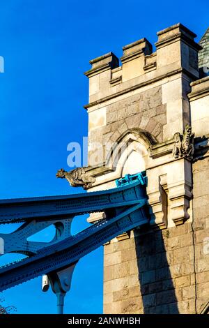 In der Nähe von wasserspeiern auf der Oberseite der Tower Bridge, London, UK Stockfoto