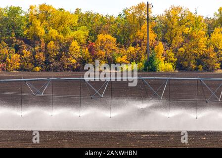 Moderne Bewässerung Bewässerung ein Bauernhof Feld. Stockfoto