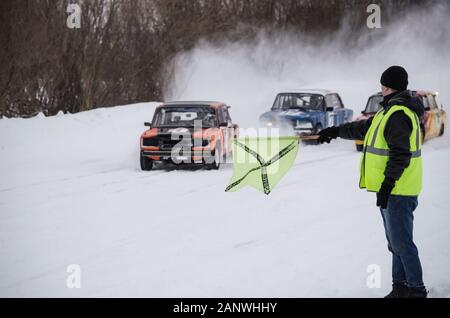 Januar 2020 - Novodvinsk. Start des Rennens auf der ICE-Strecke am alten sowjetischen Autos. Russland, Archangelsker Region Stockfoto