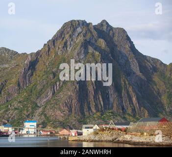 Schöne super Weitwinkel- Winter Sommer Blick auf Svolvaer, Norwegen, Lofoten, mit Skyline, Berge, Insel Austvagoya, Vagan Gemeinde, Keine Stockfoto