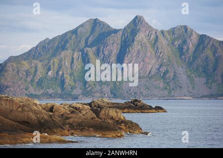 Schöne super Weitwinkel- Winter Sommer Blick auf Svolvaer, Norwegen, Lofoten, mit Skyline, Berge, Insel Austvagoya, Vagan Gemeinde, Keine Stockfoto