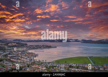 Die Szene von Lyle Hill Greenock über Gourock und auf Gareloch und seine Hügel im Schnee bei Sonnenuntergang mit einem Blazing Red dramatische Himmel suchen. Stockfoto