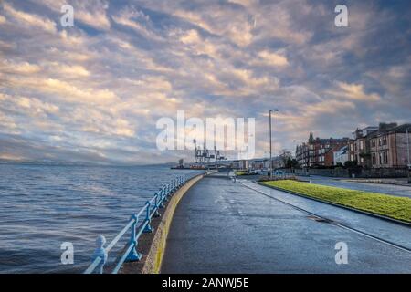 Auf der Suche nach Osten auf der Espalnade in Greenock, vorbei am Container Terminal Kräne an der Westküste von Schottland auf den River Clyde. Stockfoto