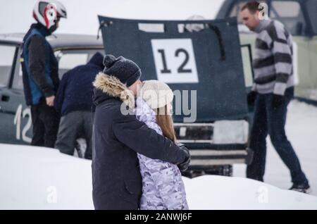 Januar 2020 - Nowodwinsk. Zuschauer beim Winterrennen russischer Oldtimer. Russland, Region Archangelsk Stockfoto