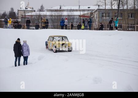 Januar 2020 - Nowodwinsk. Zuschauer beim Winterrennen russischer Oldtimer. Russland, Region Archangelsk Stockfoto