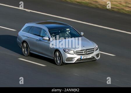 Mercedes-Benz E 400 Amg Line D 4Matic Auto Silver Car Diesel fährt auf der Autobahn M6 in der Nähe von Preston in Lancashire, Großbritannien Stockfoto