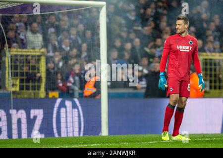Brüssel, Belgien - 19. Januar: Simon Mignolet der Club Brugge aufgrund der Feuerwerk während der Jupiler Pro League Spieltag 22 zwischen RSC Anderlecht, Club Brügge am 19. Januar 2020 in Anderlecht Lotto Park Stadium, Belgien amüsiert. (Foto von Frank Credit: Pro Schüsse/Alamy leben Nachrichten Stockfoto