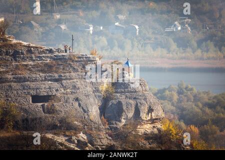 Kirchturm auf der Klippe in Saharna Dorf aus der Republik Moldau Stockfoto