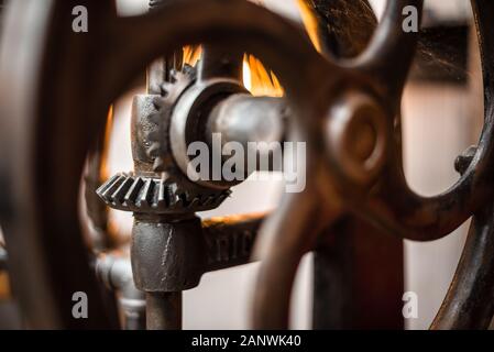 Mechanisches Bild. Nahaufnahme der scharfen Zahnräder mit Rost und staubiger Struktur. Nicht verwendete Teile aus Maschinenhintergrund. Selektive Fokussierung und Kopie Stockfoto