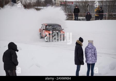 Januar 2020 - Nowodwinsk. Zuschauer beim Winterrennen russischer Oldtimer. Russland, Region Archangelsk Stockfoto