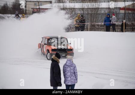 Januar 2020 - Nowodwinsk. Zuschauer beim Winterrennen russischer Oldtimer. Russland, Region Archangelsk Stockfoto