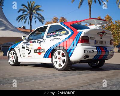 MONTMELO, SPANIEN - November 30, 2019: 1993 Ford Escort RS Cosworth, Hinten, zeigt 'Whale Tail' Flügel, in den Farben der Martini Racing Stockfoto