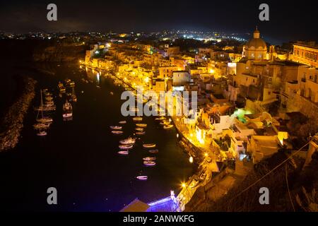 Procida (Italien) - Nacht Landschaft der Corricella Bucht in Procida, Kampanien, Italien Stockfoto