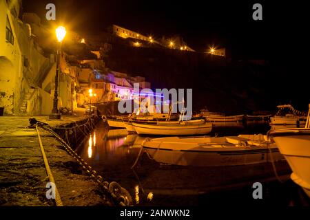 Procida (Italien) - Nacht Landschaft der Corricella Bucht in Procida, Kampanien, Italien Stockfoto