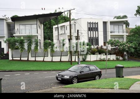 Zeitgenössische Häuser Brisbane Vororte Carina, Camp Hill, Seven Hills und ihre Topographie und moderne „neue Queenslander“ Äquivalente Stockfoto