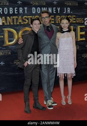 Harry Collet, Robert Downey Jr. und Carmel Laniado bei der Premiere 'Die fantastische Reise des Dr. Dolittle' im Zoo-Palast in Berlin am 19.01.2020 Stockfoto