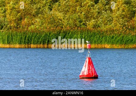 Rote Boje auf der Wolga für die Sicherheit und die Sicherheit der Boote Reisen auf dem Wasser. Stockfoto