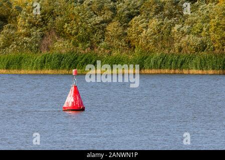 Rote Boje auf der Wolga für die Sicherheit und die Sicherheit der Boote Reisen auf dem Wasser. Stockfoto