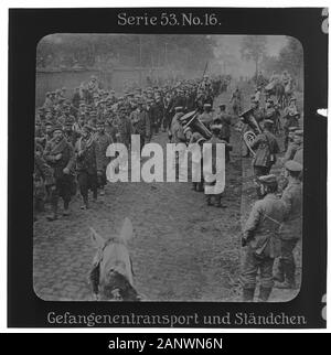 Projektion für alle: Weltkrieg Serie 53 Kolonial-, See- und Landkämpfer-Nr. 16. Gefangenentransport und Ständchen. - die Firma "Projektion für alle" wurde 1905 von Max Skladanowsky (1861-1939) gegründet. Sie produzierte bis zum Jahre 1928 fast 100 Serien zu je 24 Glasdias im Format 8,3 x 8,3 cm im Sog. Bromsilber-Gelatin-Trockenplatten Verfahren. Die ersten Städte vor allem in den Bundesländern, Länder aber auch Märchen und Sagen, das alte Testament und der Erste Weltkrieg. Stockfoto