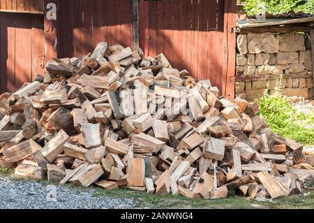 Stapel der cut Brennholz vor der ländlichen Country House Stockfoto