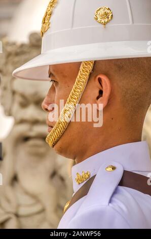 BANGKOK, THAILAND - DEC. 23, 2018: in der Nähe von Uniformierten zeremoniellen King's Guard von Royal Thai Streitkräfte im Grand Palace in Bangkok stationiert. Stockfoto