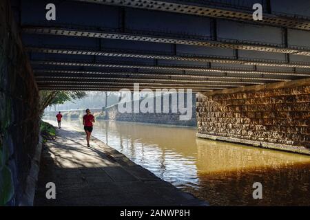 Nottingham Canal Side Winter's Morning Leute Joggen. Stockfoto