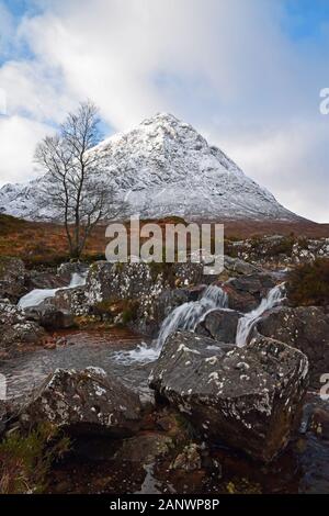 Buachaille Etive Mor im Winter mit Wasserfällen Stockfoto