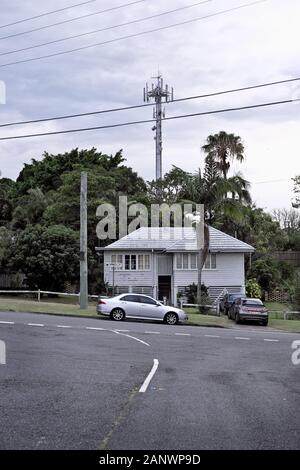 Comms Tower Post war Houses in den Brisbane-Vororten Carina, Camp Hill, Seven Hills und Cannon Hill, ihre Topografie und moderne neue queenslanders Stockfoto