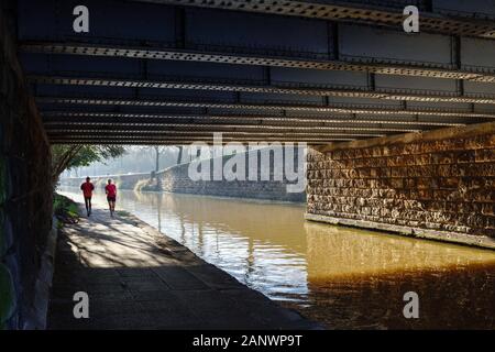 Nottingham Canal Side Winter's Morning Leute Joggen. Stockfoto