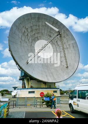 GOONHILLY, Großbritannien - 21 August 2008: Erste Satellitenschüssel in Goonhilly Erde Station. Dieses Gericht ist Arthur genannt Stockfoto