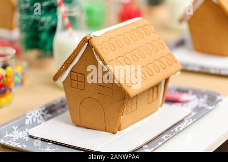Nahaufnahme der Lebkuchenhäuser auf Kinder Handwerk Weihnachtsfeier. Stockfoto
