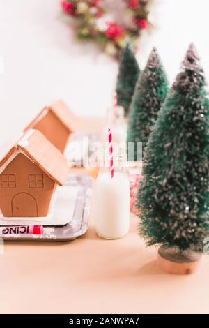 Kinder Partei kleine Lebkuchenhäuser mit Bonbons zu verzieren. Stockfoto