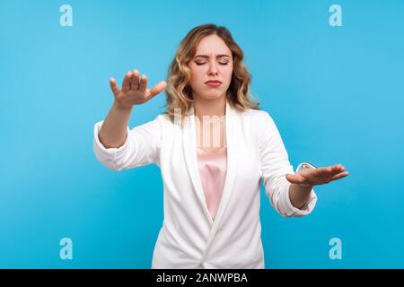 Portrait von verwirrten Frau mit geschlossenen Augen und ausgestreckten Händen versuchen, während unsicher Wandern in der Finsternis berühren, die sehkraft Probleme Konzept. Stockfoto