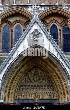 Detail oder Tympanon und Steinschnitzereien oberhalb der Great North Tür, Westminster Abbey, London, England Stockfoto