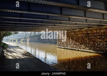 Nottingham Canal Side Winter's Morning Leute Joggen. Stockfoto