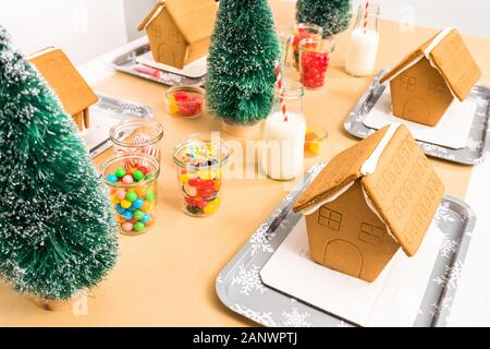 Kinder Partei kleine Lebkuchenhäuser mit Bonbons zu verzieren. Stockfoto