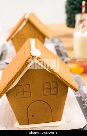 Nahaufnahme der Lebkuchenhäuser auf Kinder Handwerk Weihnachtsfeier. Stockfoto