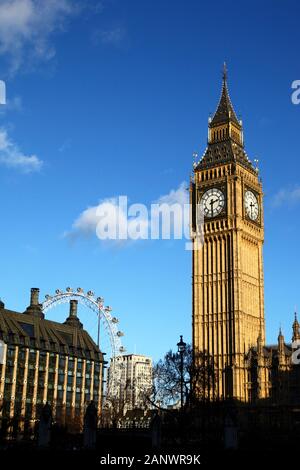 Big Ben Uhrturm am Parliament Square, London Eye/Millennium Wheel im Hintergrund gesehen, Westminster, London, England Stockfoto