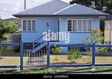 Blue Weatherboard Post war Houses im Brisbane-Vorort Camp Hill an Der Old Cleveland Road Stockfoto