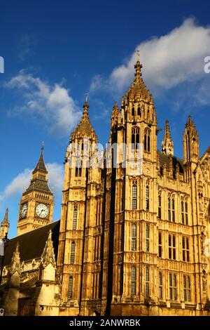 Türmen mit Blick auf das Alte Schloss Hof, Big Ben Clock Tower im linken Hintergrund, Palast von Westminster/Houses of Parliament, London, England Stockfoto