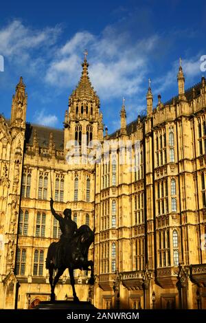 Die Statue von König Richard I./Richard Löwenherz im Alten Schloss Hof, Palast von Westminster/Houses of Parliament, London, England Stockfoto