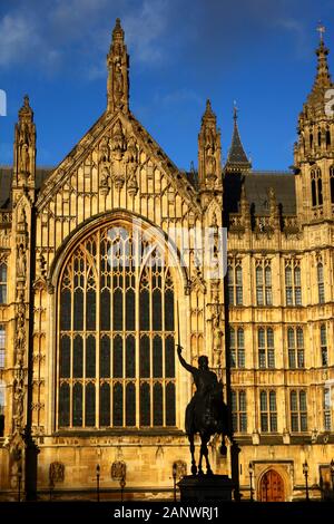 Süden Fenster und die Statue von König Richard I./Richard Löwenherz im Alten Schloss Hof, Palast von Westminster/Houses of Parliament, London, England Stockfoto