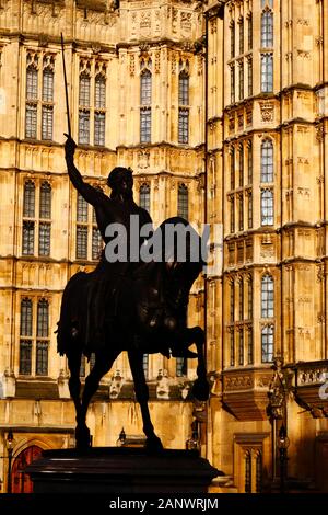 Die Statue von König Richard I./Richard Löwenherz im Alten Schloss Hof, Palast von Westminster/Houses of Parliament, London, England Stockfoto