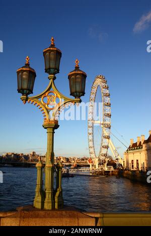 Reich verzierte Lampe auf die Westminster Bridge und London Eye/Millennium Wheel, Teil der County Hall auf der rechten, London, England Stockfoto