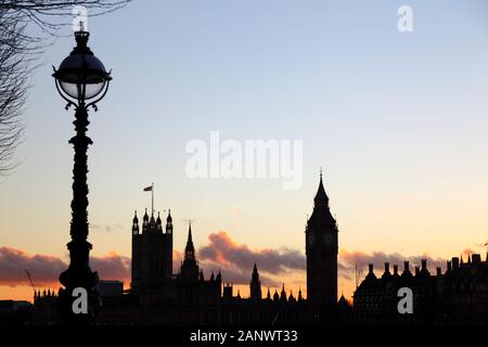 Straßenlaterne und Blick auf Big Ben und Palast von Westminster/Häuser des Parlaments von South Bank bei Sonnenuntergang, London, England Stockfoto