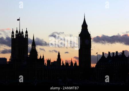 Blick auf Big Ben und Palast von Westminster/Häuser des Parlaments von South Bank bei Sonnenuntergang, London, England Stockfoto