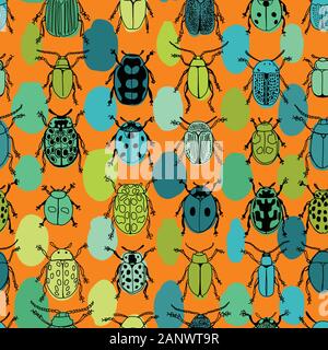 Farbenfrohe Beetle Design nahtlose Muster auf orangem Hintergrund. Happy Insekt Doodle Design Stock Vektor