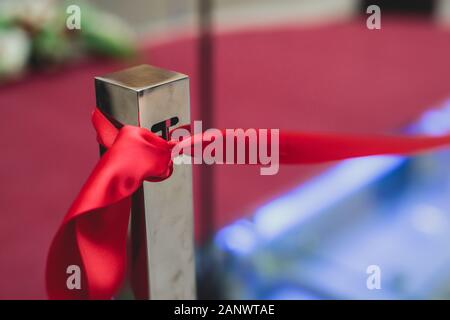 Prozess der Schneiden das Red Ribbon während der Eröffnung des neuen Einkaufszentrum mall Gebäude, Eröffnung der Ausstellung, in der Nähe der roten ribbo Stockfoto